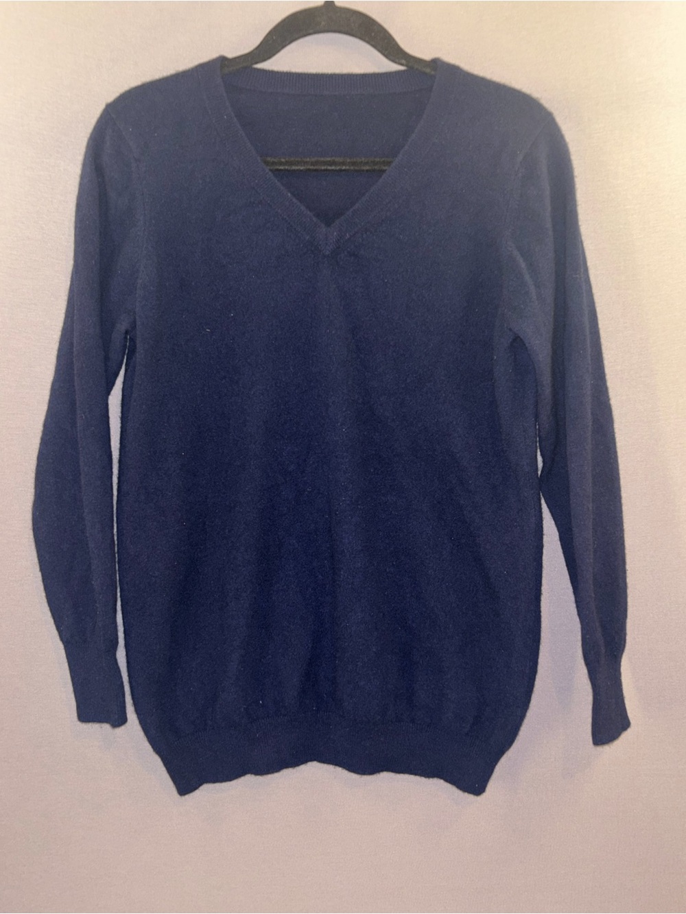 Classic V-Neck Sweater in Navy 100% cashmere